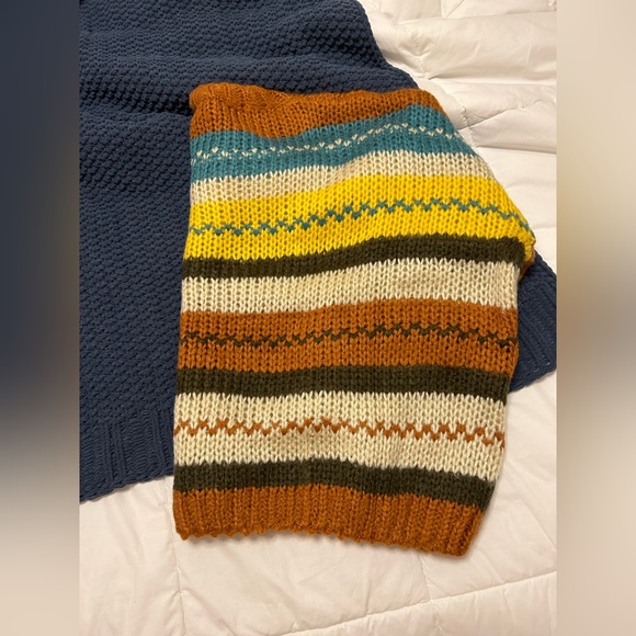 Copper Closet M/L Sweater w/ Tags Never worn - Picture 2 of 2